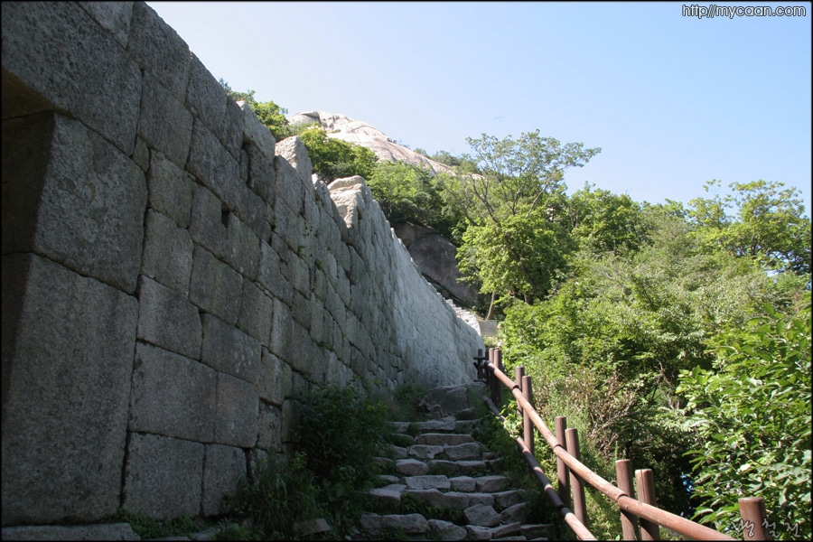 위문에서 성벽을 따라 백운대로 오르는 길