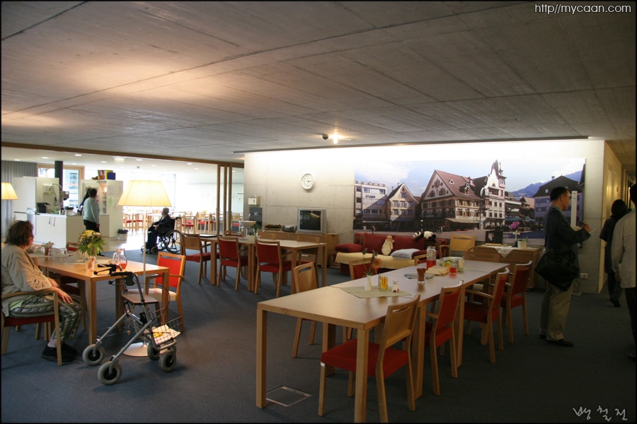 모여앉아 이야기나누는 거실