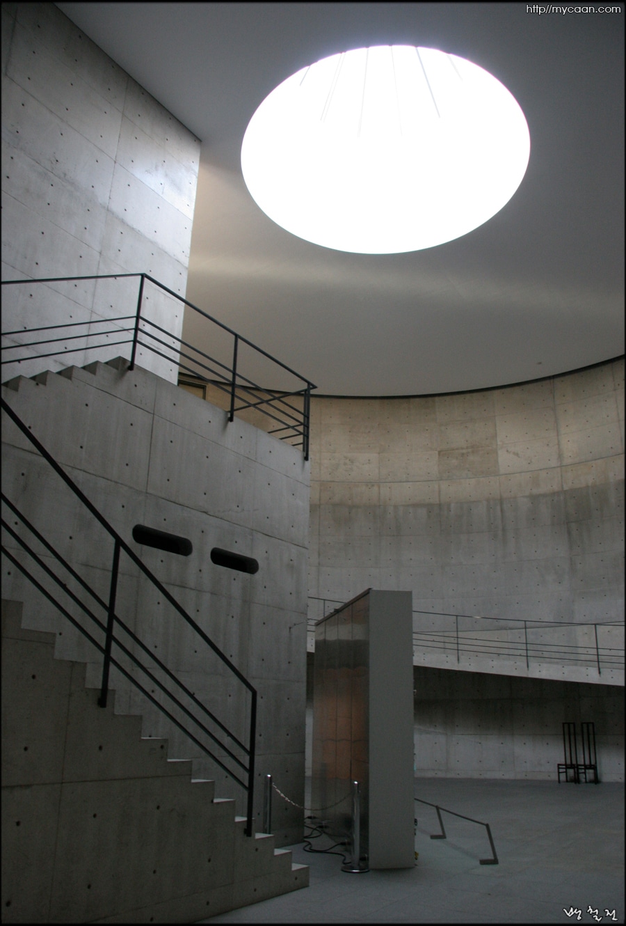 베네세하우스 뮤지엄의 중앙홀