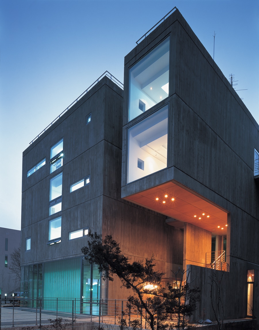 주출입구 부분의 야경