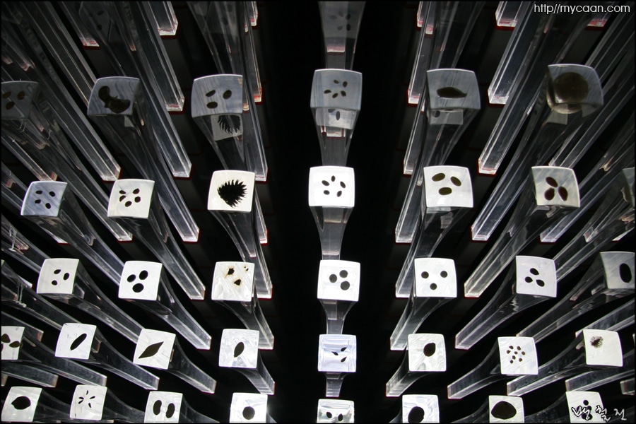 전시장 몽체에서 내부로 뻗어나온 사각아크릴 봉