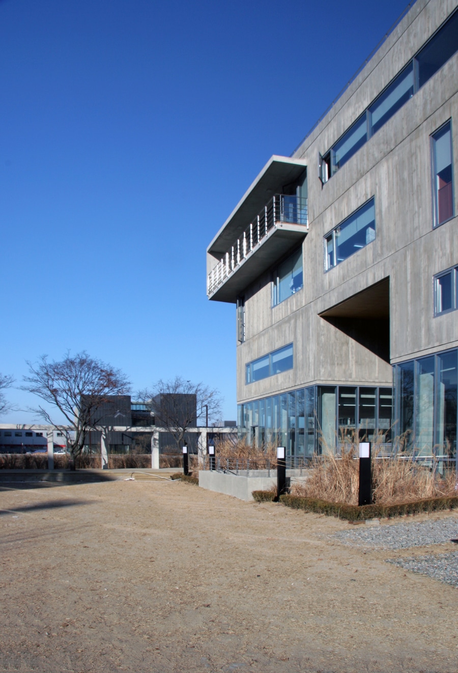 북이십일사옥의 남쪽마당