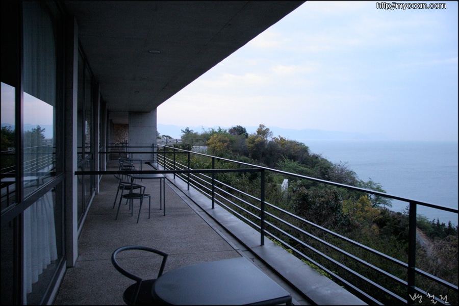 베네세하우스 '뮤지엄'의 게스트하우스발코니