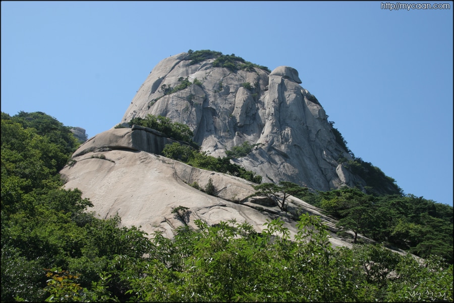 거대한 인수봉-이를 정복하려는 자들이 개미같이 붙어있다.