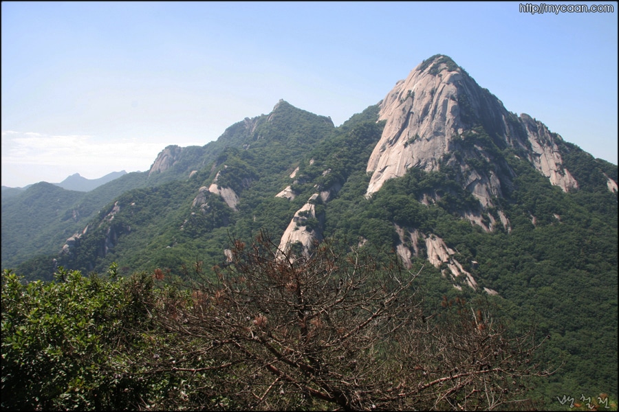 영봉에서 본 인수봉과 백운대 그리고 만경대