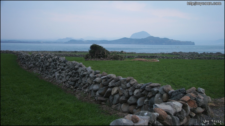 가파도 보리밭에서 보이는 제주도