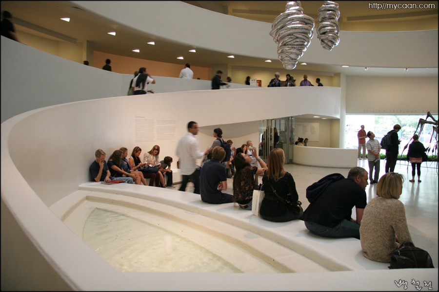 구겐하임미술관 중앙 홀과 공중에 매달린 루이스 부르주아 작품 "Untitled"