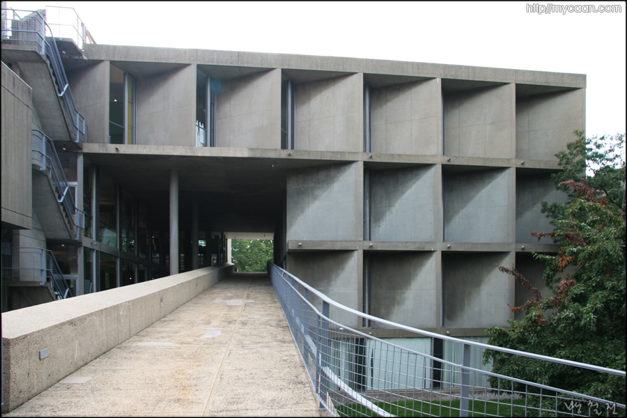 양쪽으로통과되는 램프와 대형루버구성