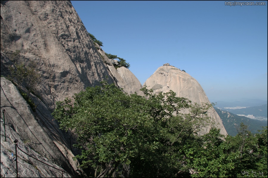 백운대오르는 길에서 보이는 인수봉