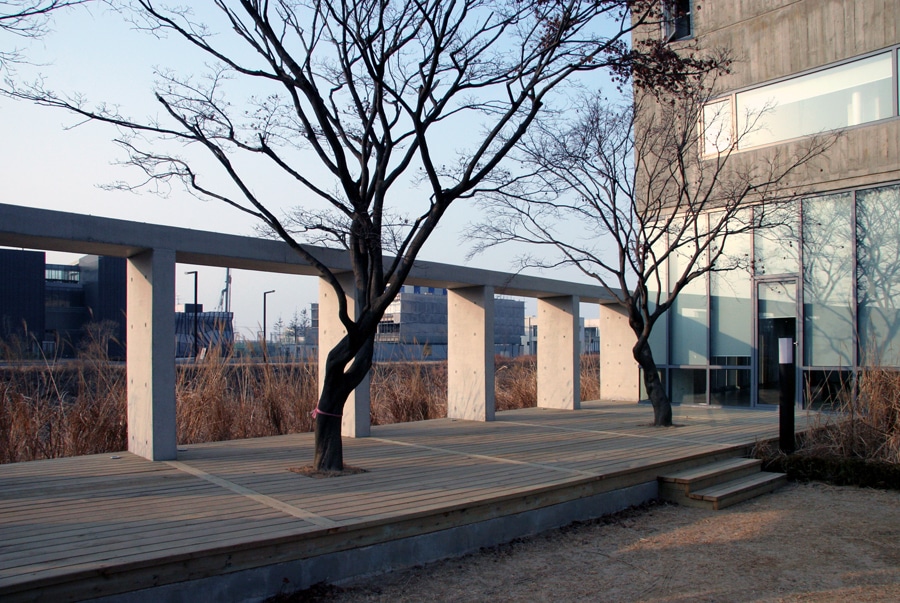 개천에 면한 데크와 퍼골라