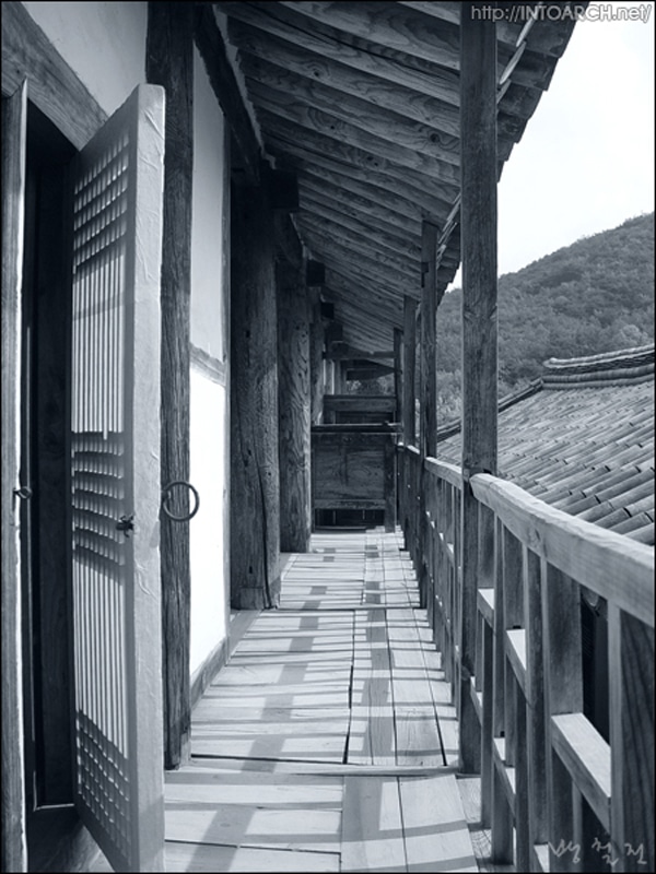 안채마루와 행랑채지붕의 관계