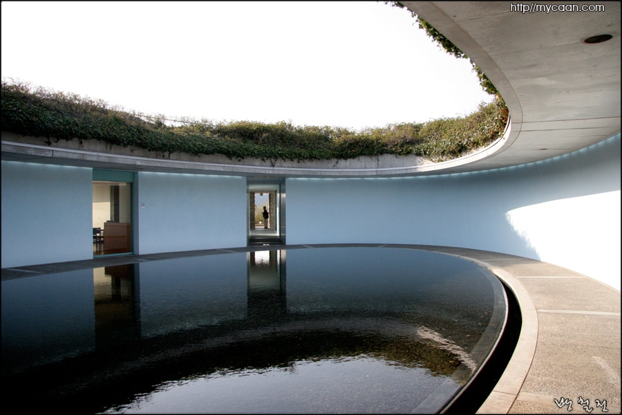 베네세하우스 '오발(oval)'의 중앙 수공간