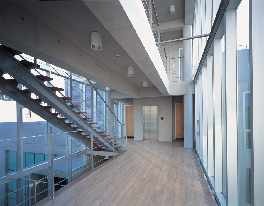 앞뒤가 트인 중앙부분의 홀