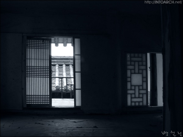 안방에서 보이는 안채대청