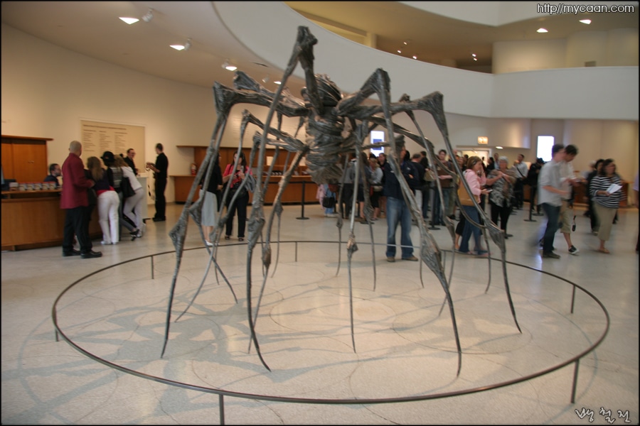 루이스 부르주아 작품 마망(Maman)