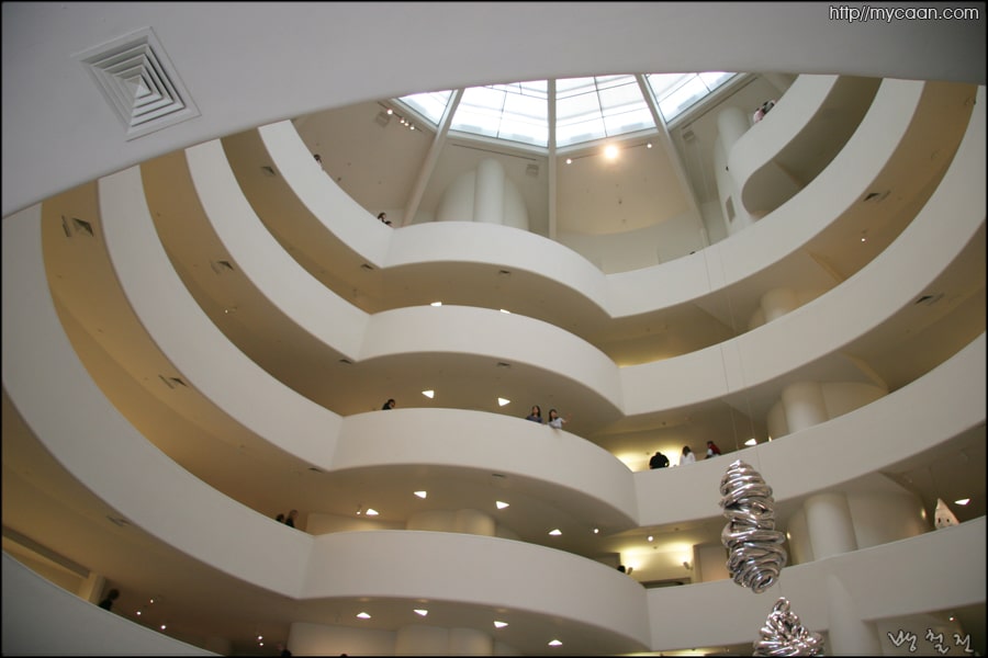 스파이럴 형태의 내부 전시홀