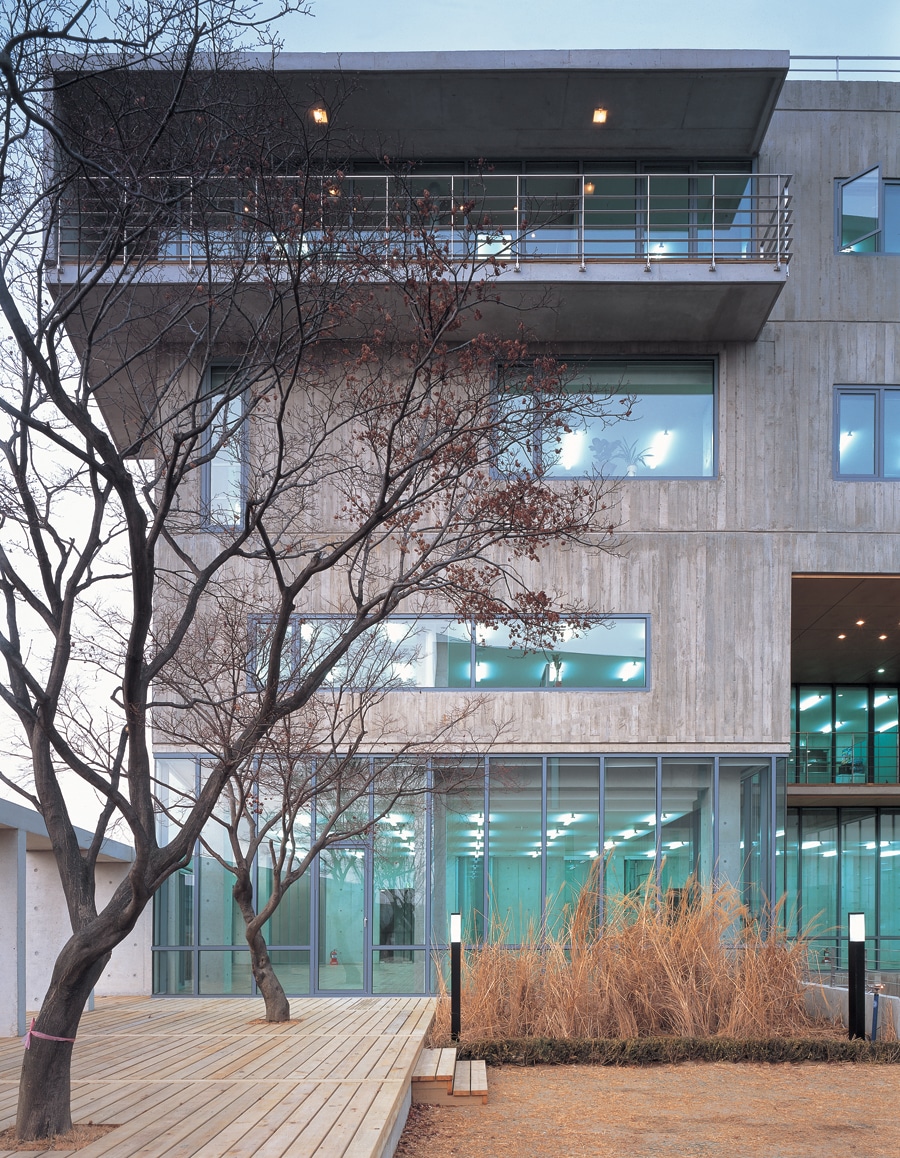 데크와 북이십일사옥