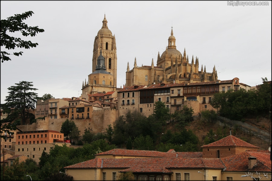 성곽외부에서 본 세고비아구도시모습