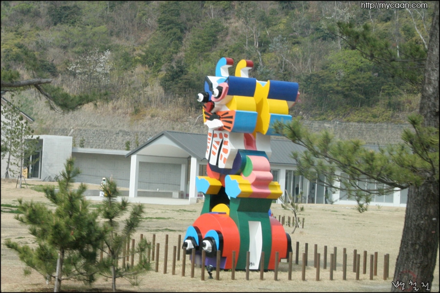 해변 여기저기에 놓여있는 환경조각들중 하나