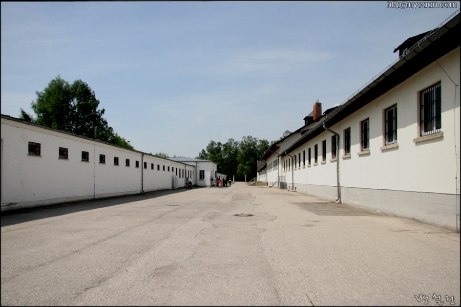 마당왼쪽이 감방 오른쪽이 관리막사