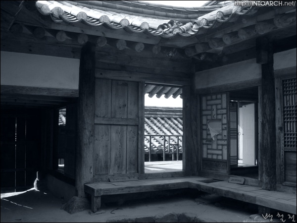 안마당에서보이는 안채와 안채마루