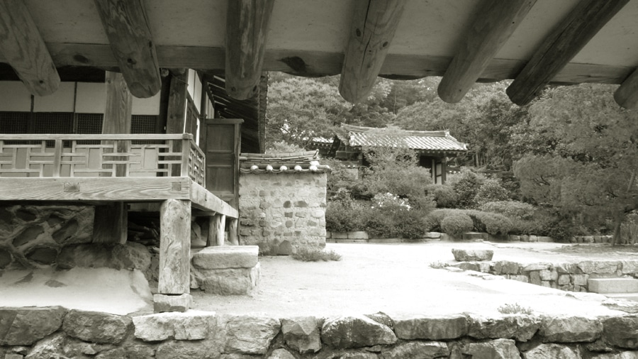 대문에 들어서서 본 사랑채와  사당이 보이는 마당