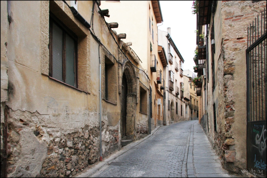 구도시의 골목...자동차가 절묘하게 통행한다.