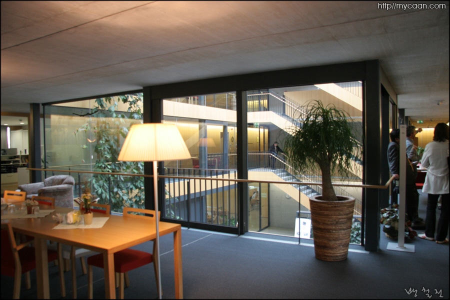 거실에서 보는 아트리움과 계단