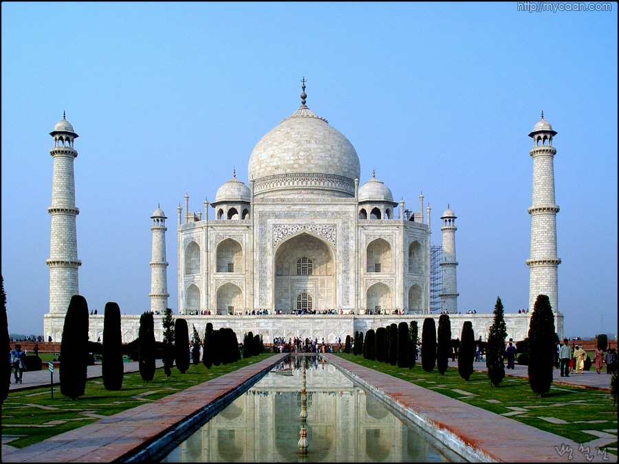 타지마할과 못이 있는 전면광장
