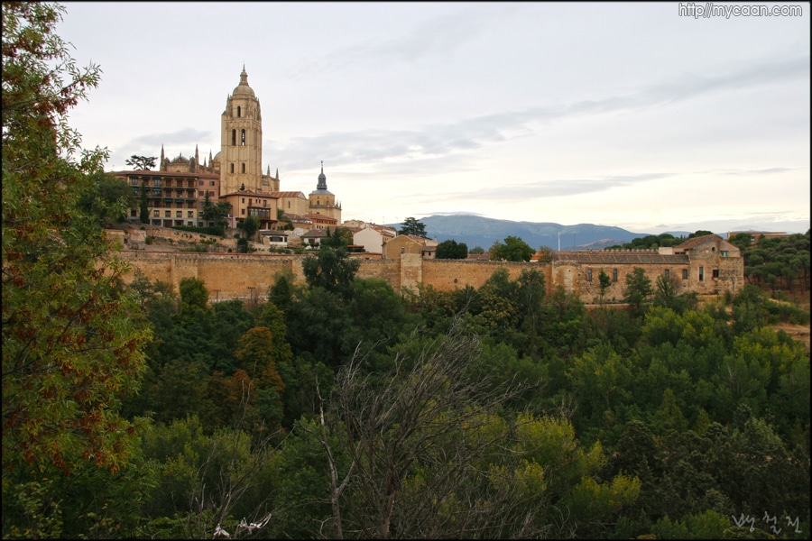 성곽위로 교회당이 잘 어울린다.
