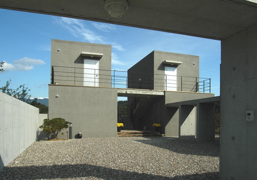 대문을 들어서면 마당과 객실부분이 나타난다. 오른쪽으로 필로티를 지나면 쥔집 진입마당이다. 