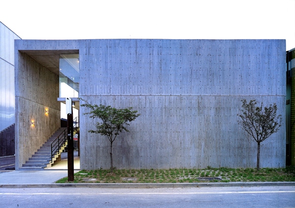 동측의 주출입구와 벽체