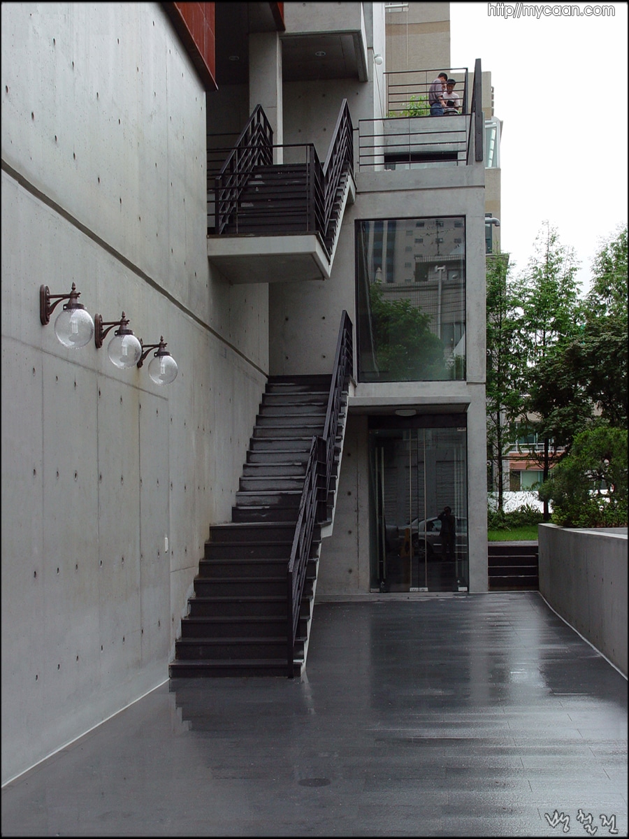 진입로 와 계단 그리고 정원 과의 연결