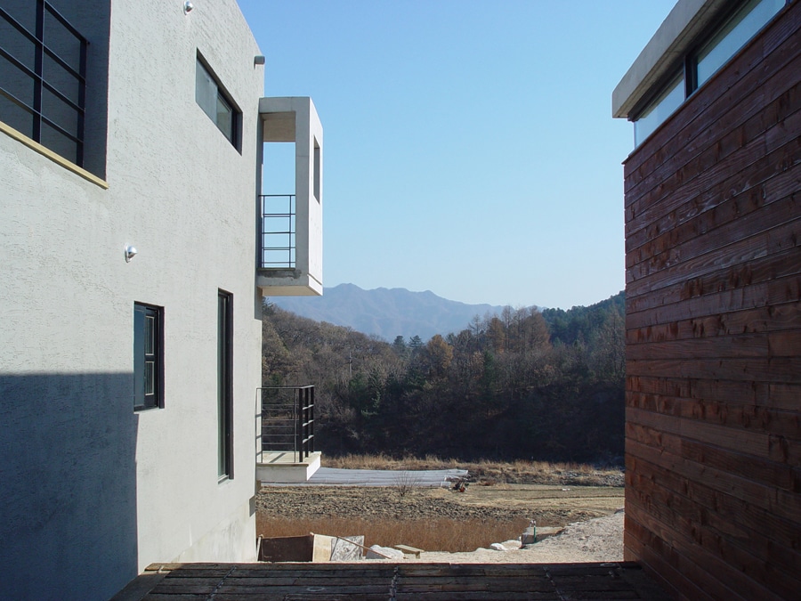 쥔집 진입마당에서 열리는 동쪽 풍경 