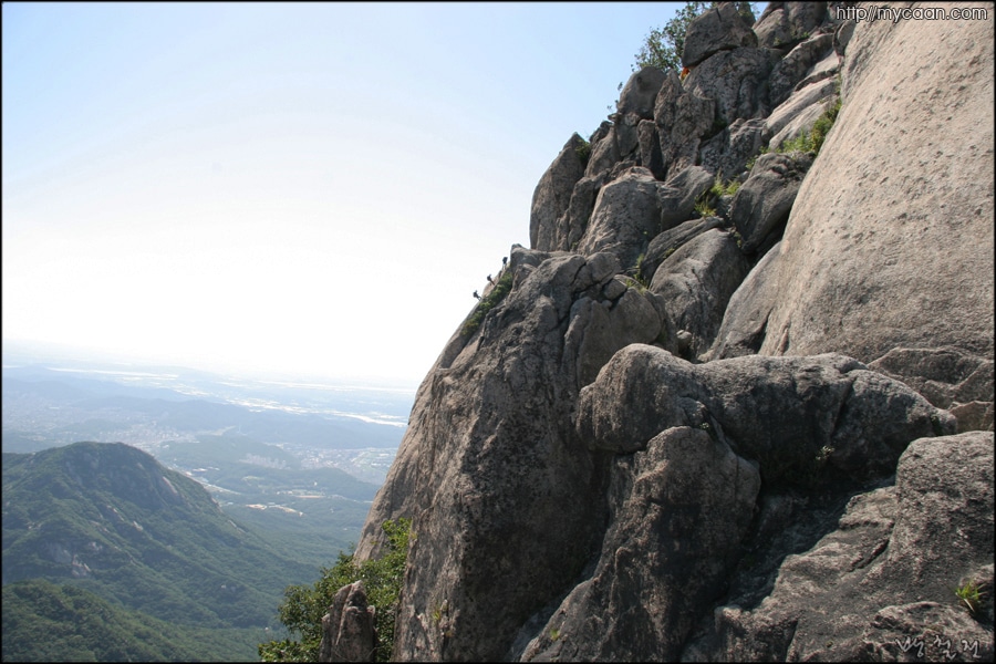 백운대의 거대한 암벽