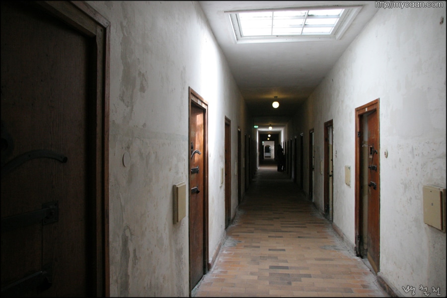 감방의 복도