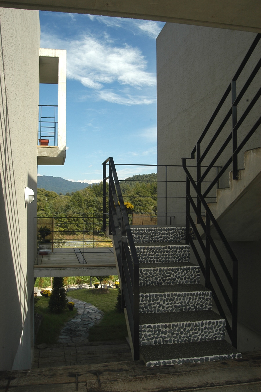 객실사이의 계단과 발코니 그리고 그 밖으로 전개되는 풍경 