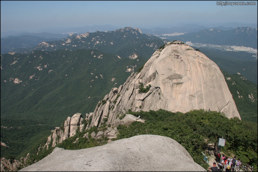 백운대에서 내려다 보이는 인수봉