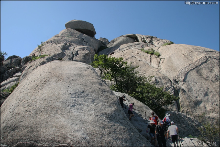 백운대로 오르는 길