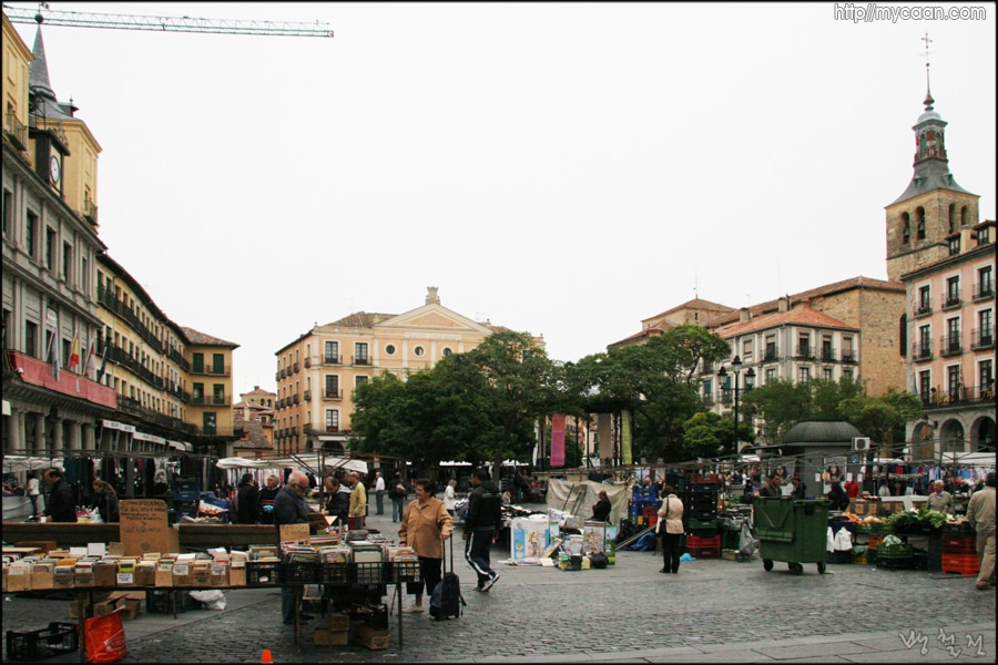 구도심의 마요르광장..이곳에서 장이열린다