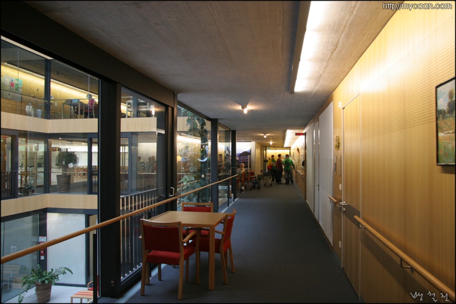 계단에서 거실쪽으로연결되는 복도