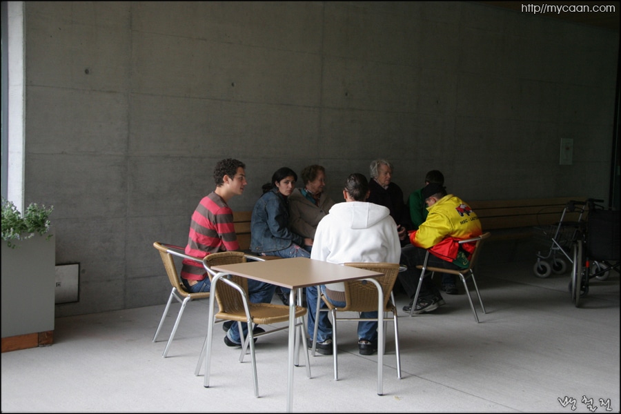 가족과 노인과의 만남