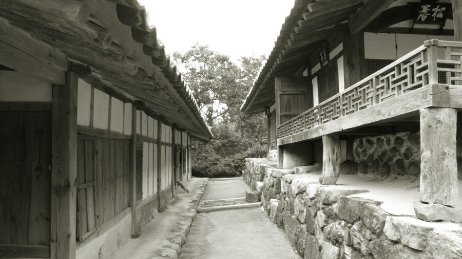 대문안에 들어서서 왼쪽으로 나 있는 안 채와행랑채