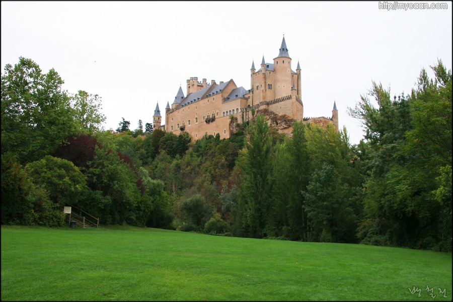세고비아성-백설공주성의 모태가 되기도 하였다.