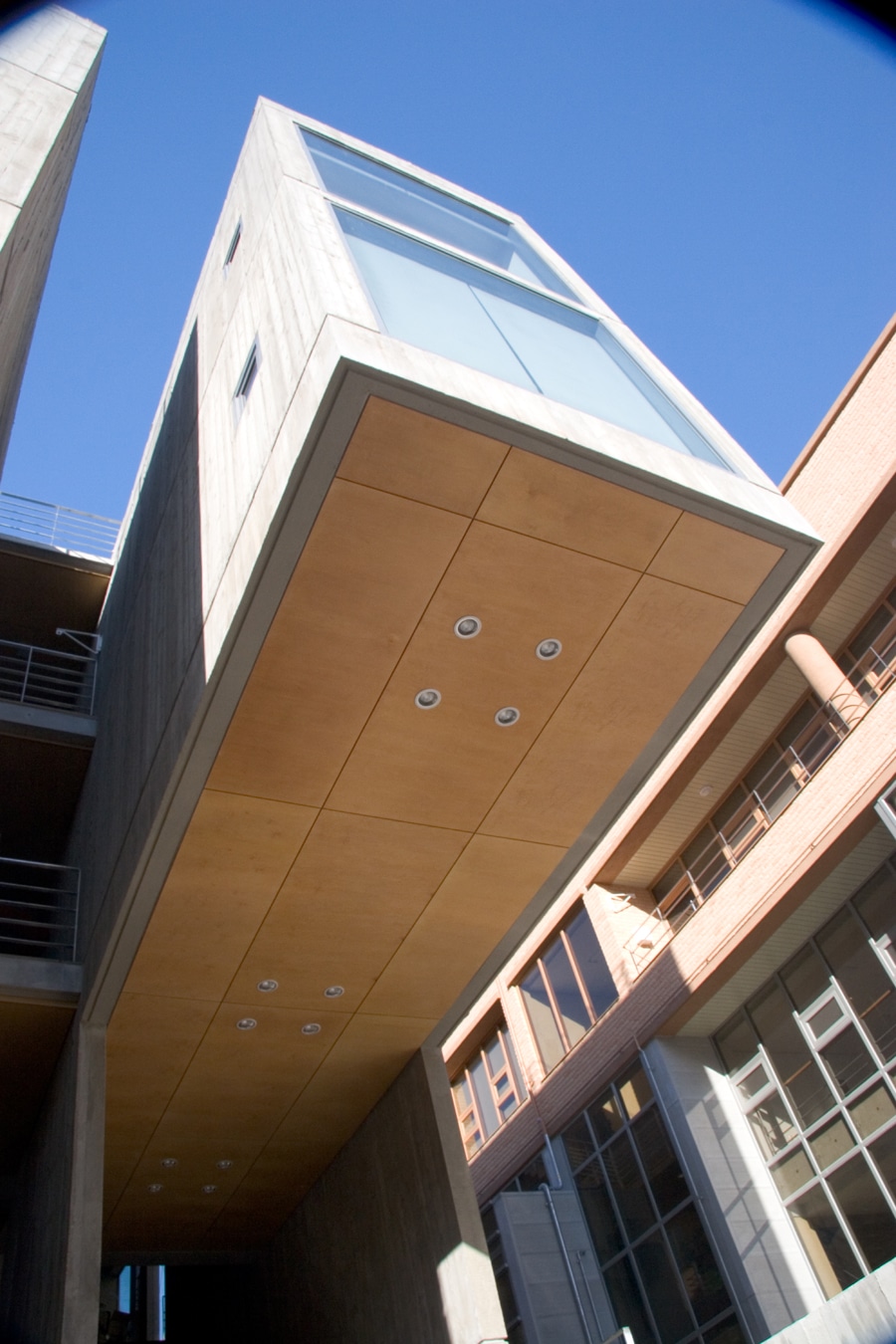 주 출입구 상부 캔딜레버