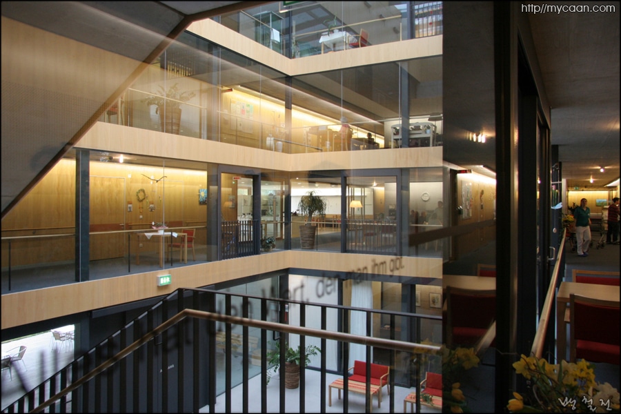 중앙부 수직연결체계와 아트리움-공간의 풍부함,시선의 열림 그리고 보온의 효과를 모두갖춘 효과적인 공간이다.