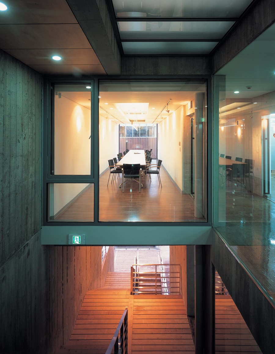 켄틸레버속의 회의실