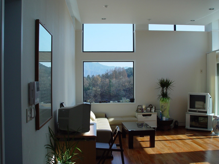 쥔집 거실의 동측창 밖으로 보이는  풍경