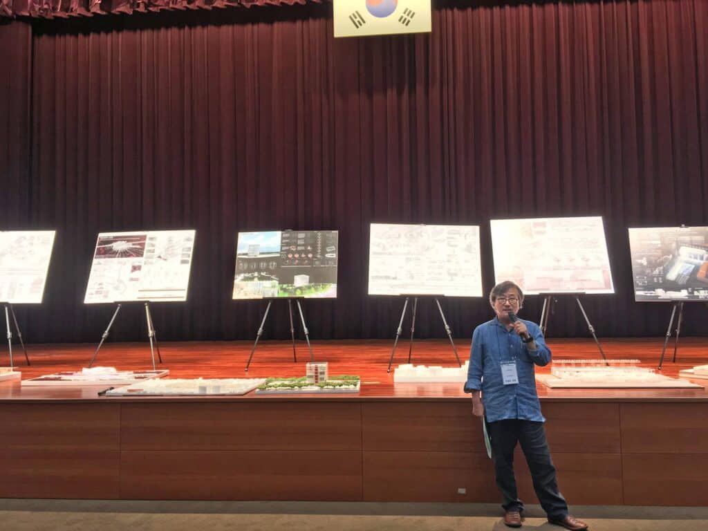 '2019 한국철도건축문화상' 공개심사가 끝난 뒤 수상작 개개에 대한 작품평을 하는 방철린 심사위원장