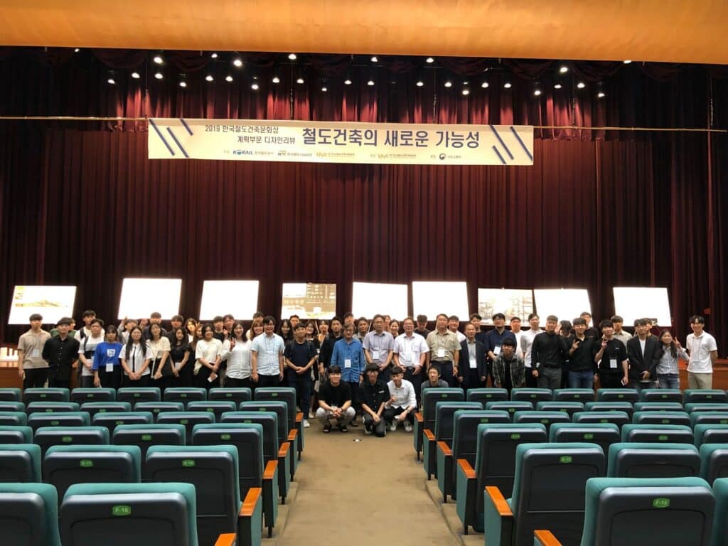 '2019 한국철도건축문화상' 공개심사 후 응모자들과의 기념촬영